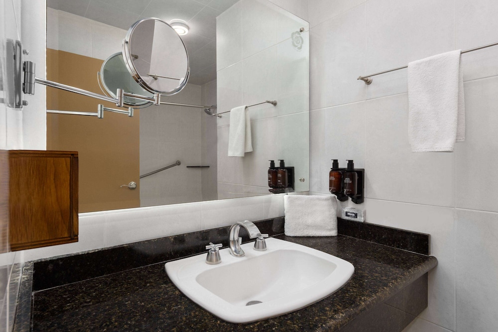 Howard Johnson by Wyndham Toluca 48/49