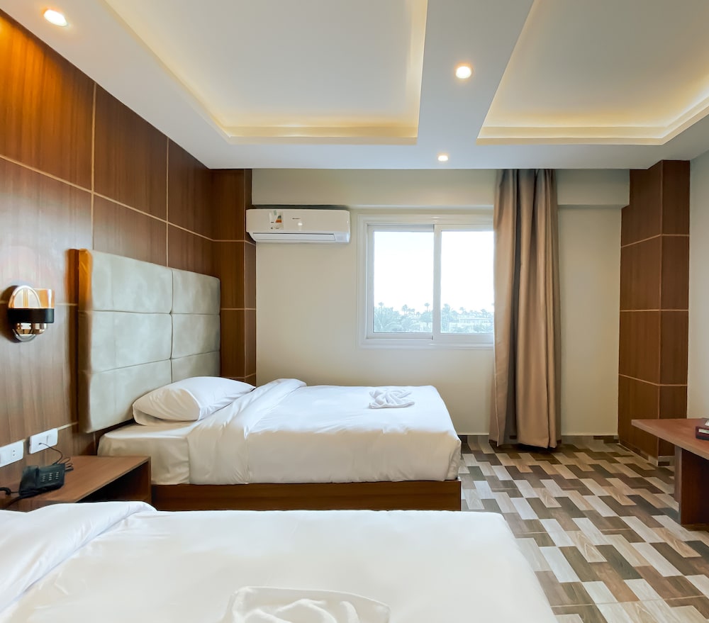 غرفة بسريرين منفصلين بإطلالة على الحديقة، Nine Pyramids View Hotel 2/6