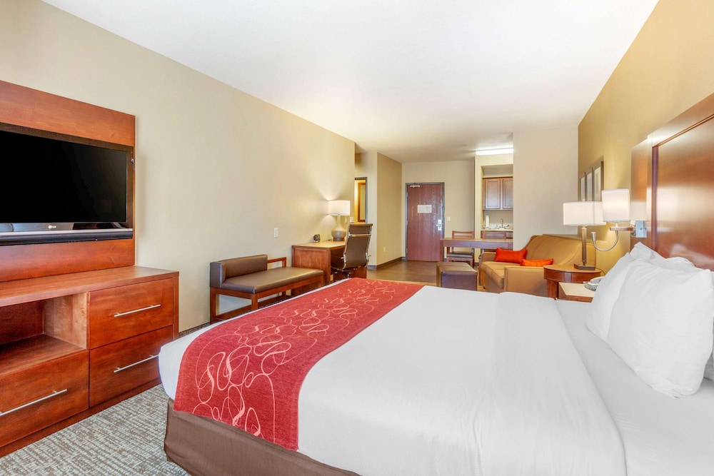 Comfort Suites Glendale State Farm Stadium Area 10/45