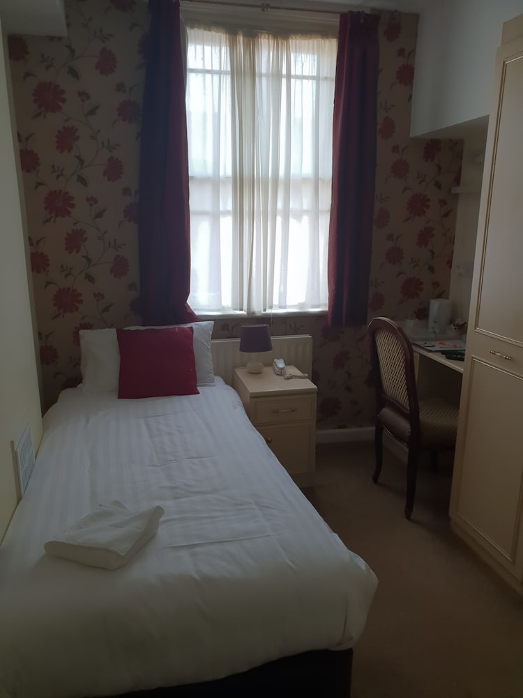 The County Hotel 24/62