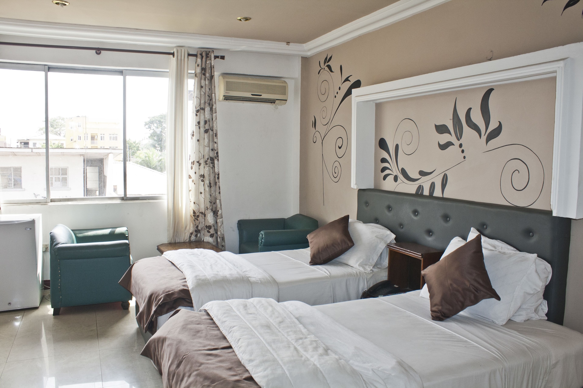 EXECUTIVE, TWIN BEDS