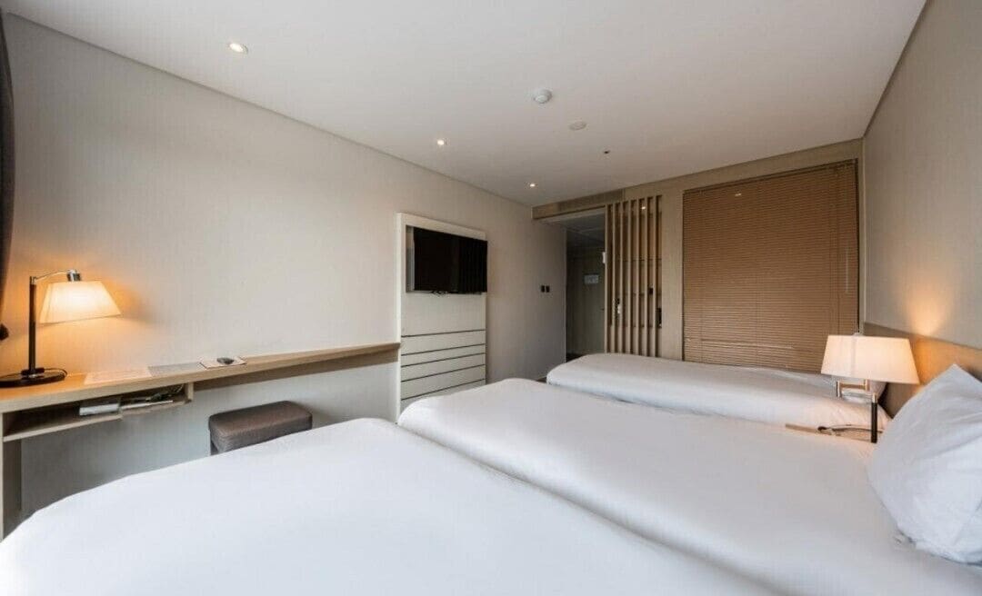 DELUXE, TRIPLE, 3 BEDS, CITY VIEW