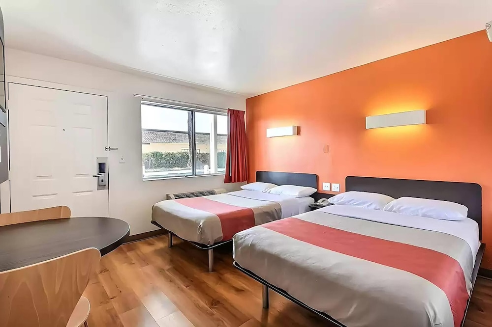 ROOM, 2 DOUBLE BEDS