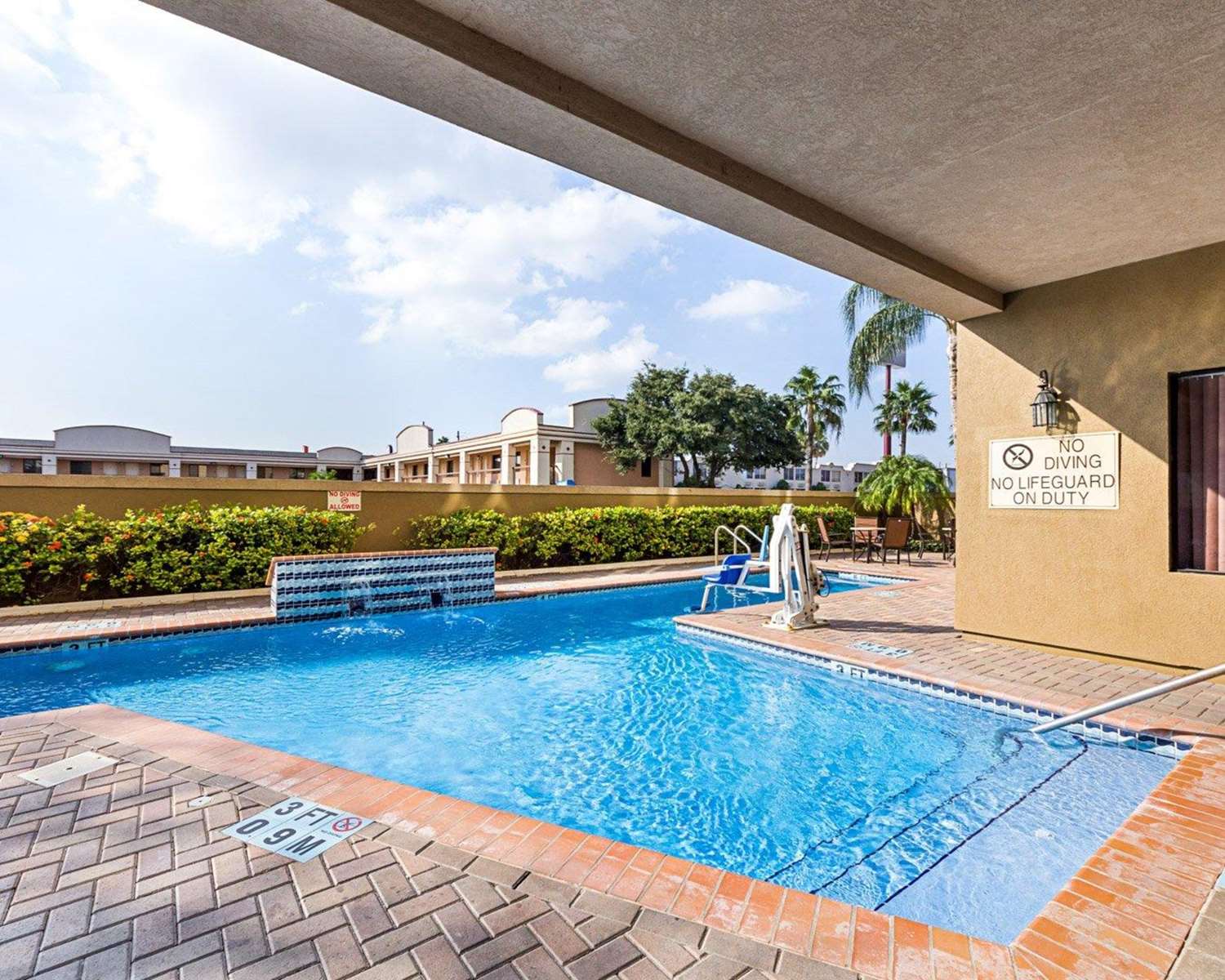 Comfort Suites McAllen Airport and La Plaza Mall 16/18