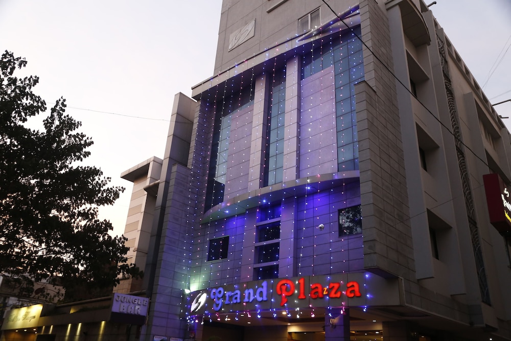 GRAND PLAZA. 3/50