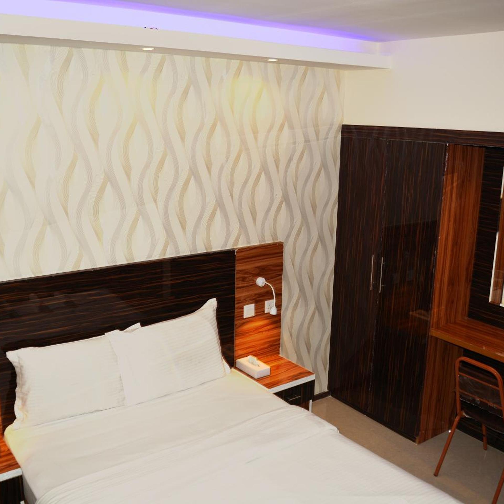 Zagy Hotel 33/84