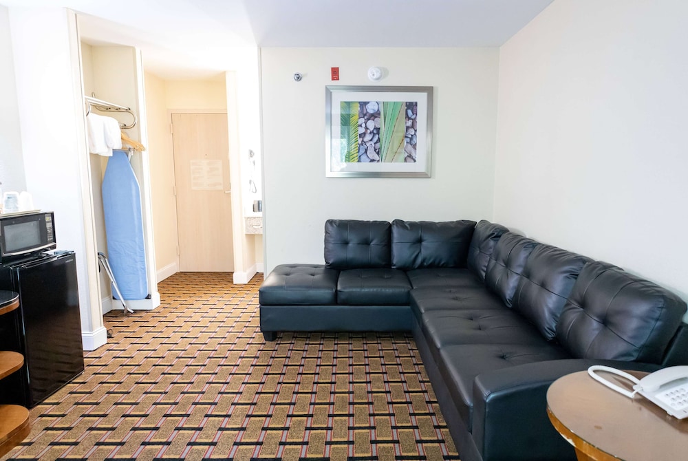 Days Inn by Wyndham College Park Atlanta Airport South 39/59