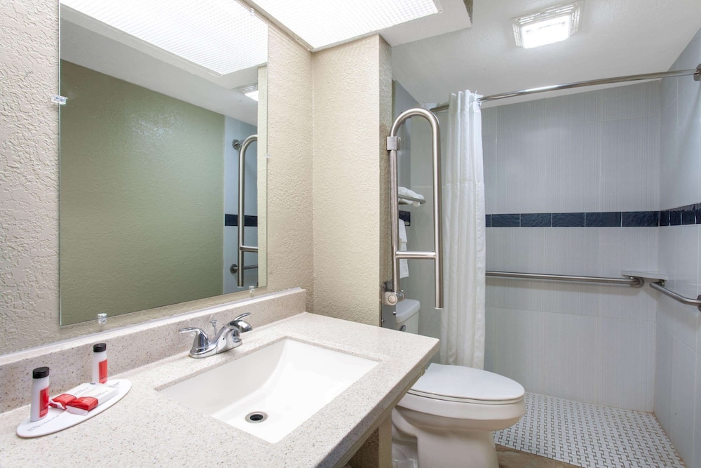 Travelodge By Wyndham Deltona 24/48