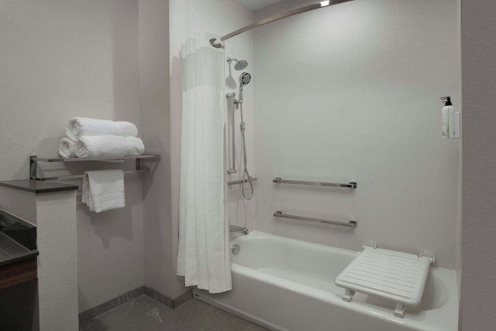 غرفة بسرير كينج مع أريكة، Fairfield Inn & Suites DeSoto Dallas South 5/5