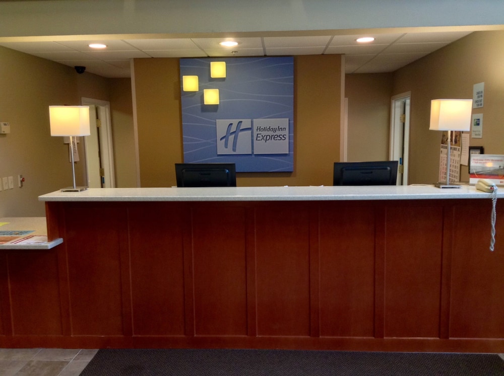 Holiday Inn Express Hotel Suites Winner 10/74