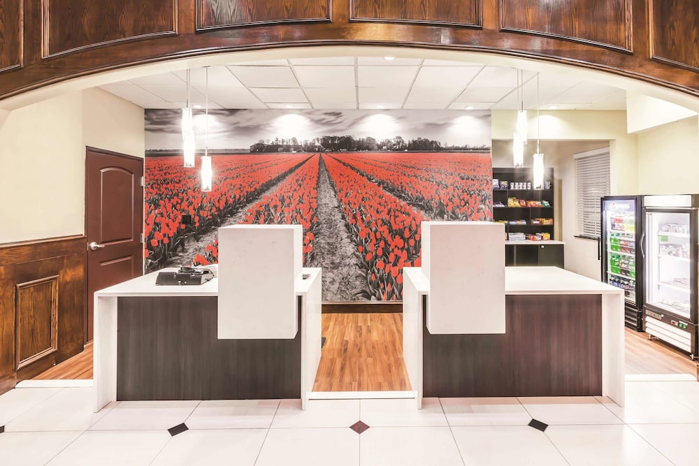 La Quinta Inn & Suites by Wyndham Allen at The Village 23/32