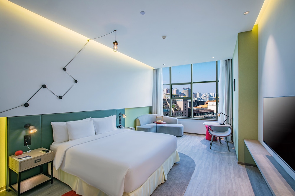DELUXE, DOUBLE BED