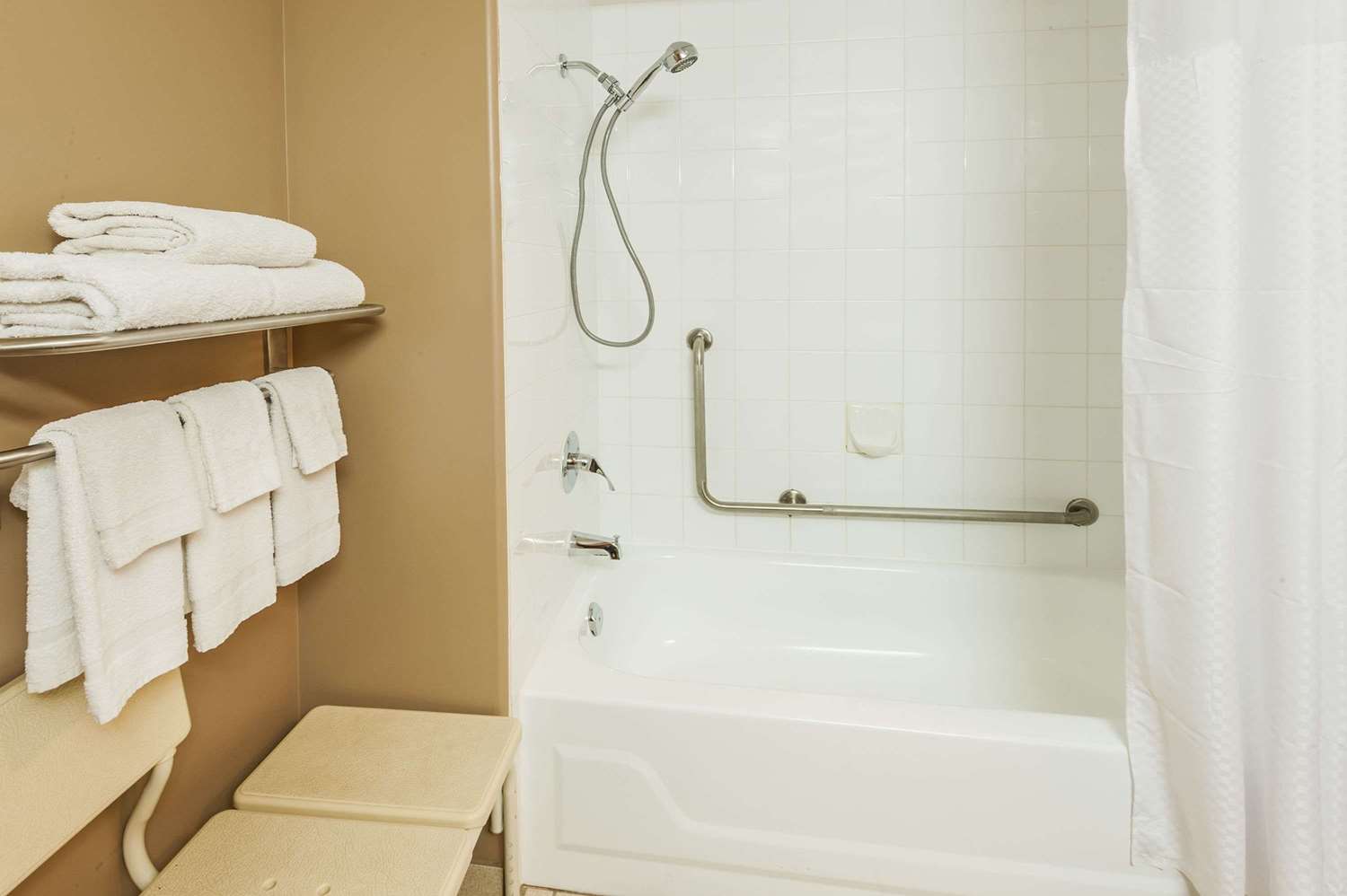 Super 8 by Wyndham Calgary Airport 24/24
