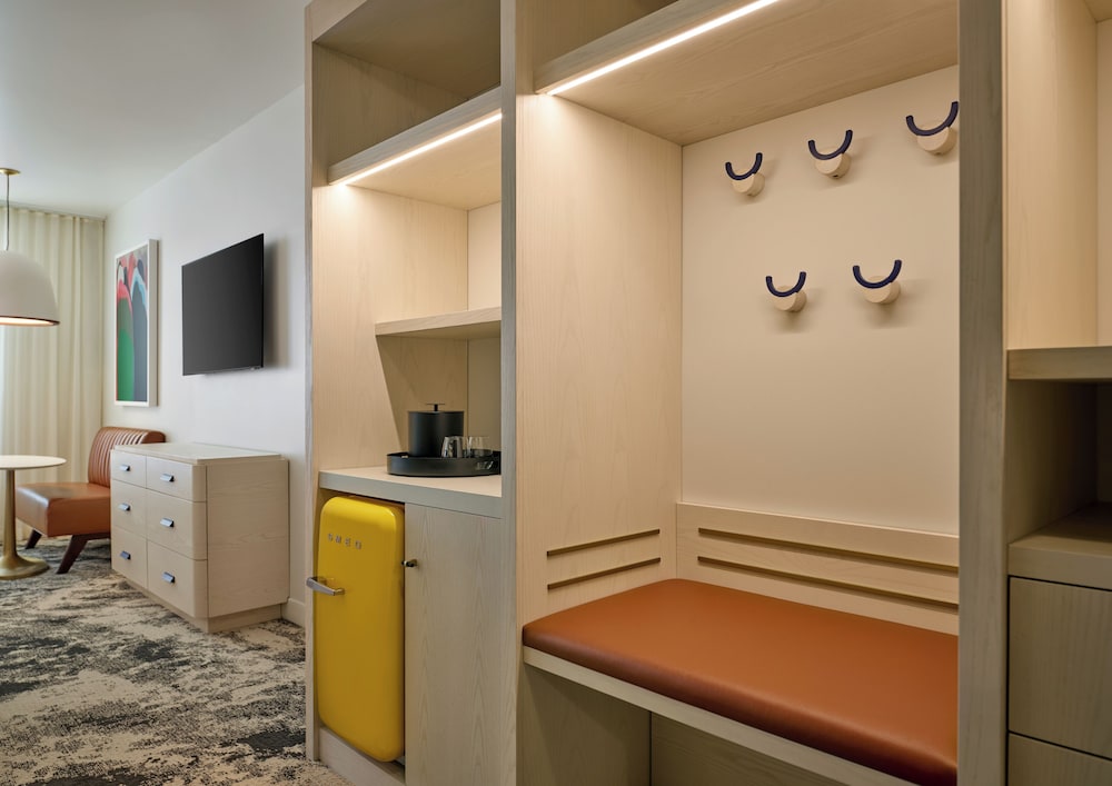 2 Queen Beds, Limelight Boulder 8/11