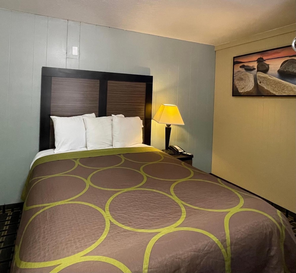 Pinewood Inn 13/55