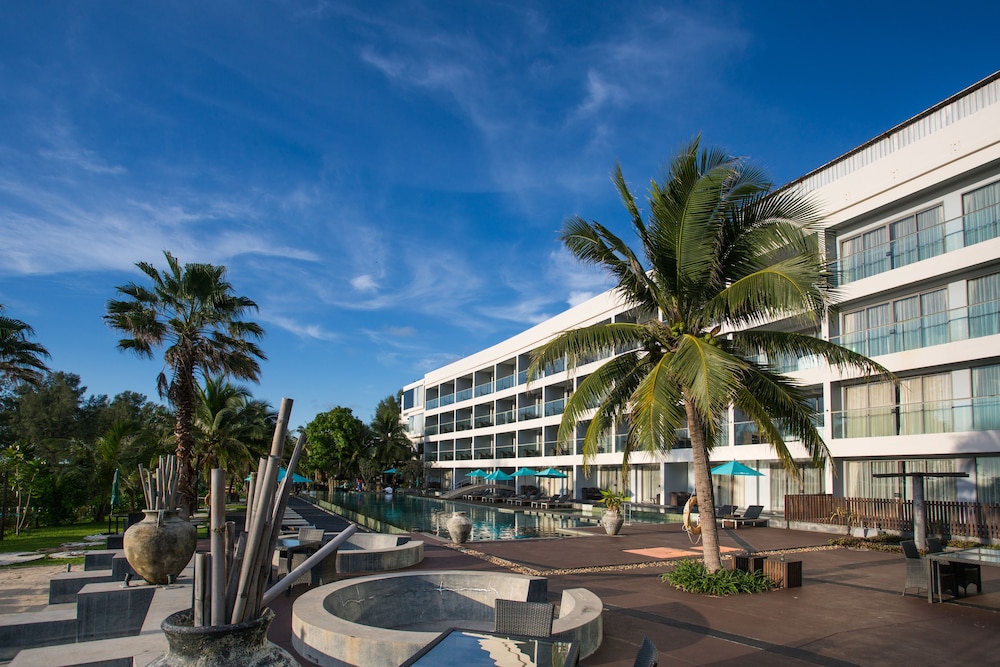 Le Coral Beach Resort And Cafe in TAKUA THUNG