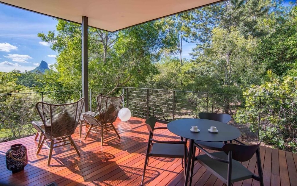 GLASS ON GLASSHOUSE AND THE LOOKOUT CAFE 49/66