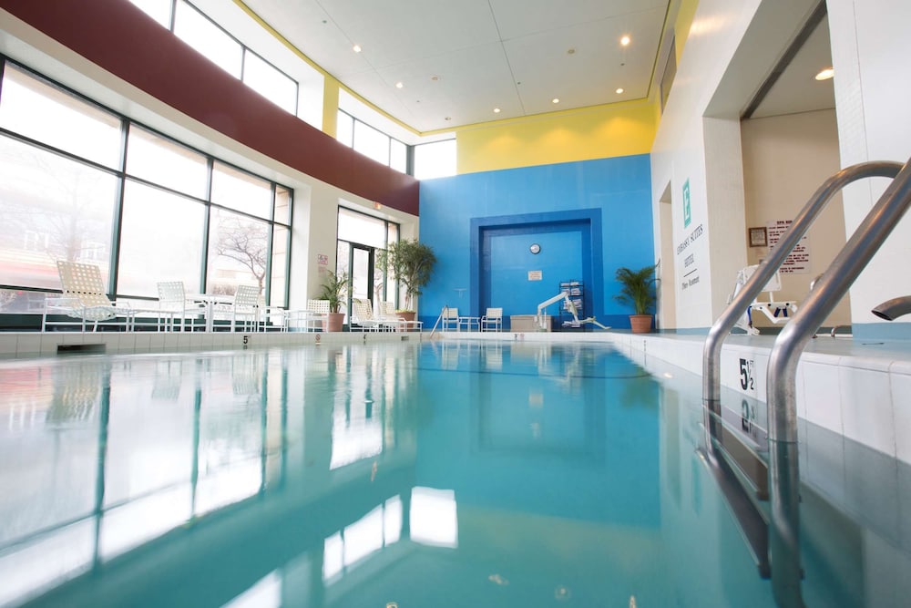 Embassy Suites by Hilton Chicago O'Hare Rosemont 30/64