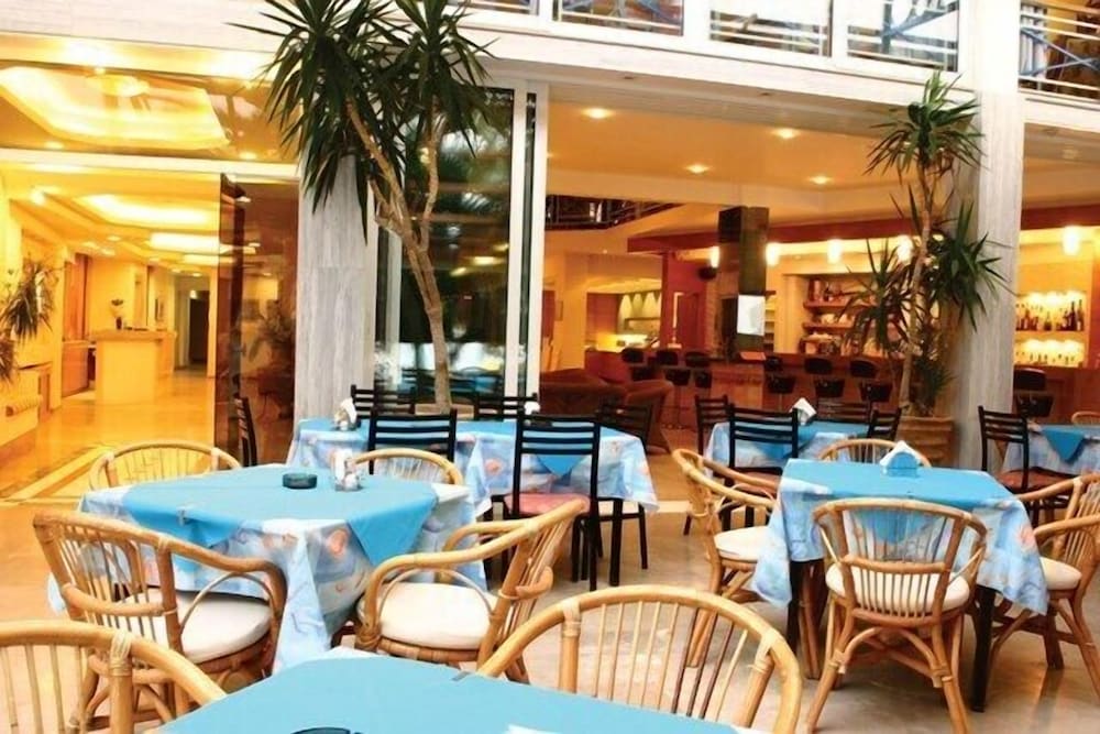 Dolphin Hotel 38/56