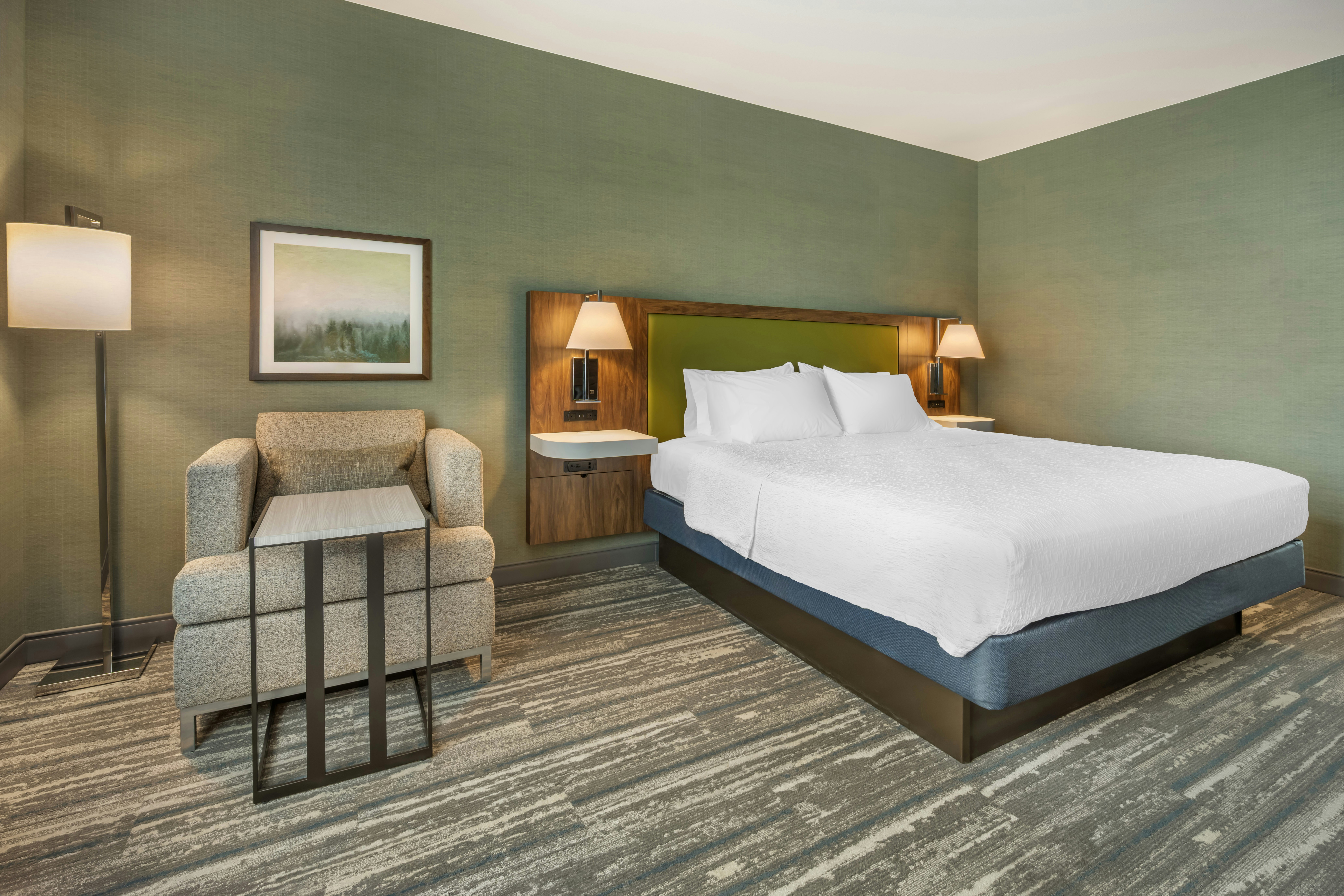 غرفة بسرير كينج، Hampton Inn and Suites Coeur D Alene 2/3