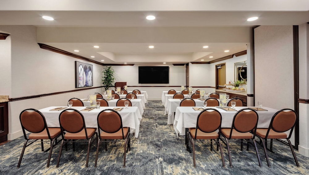 Ayres Hotel Redlands 24/38
