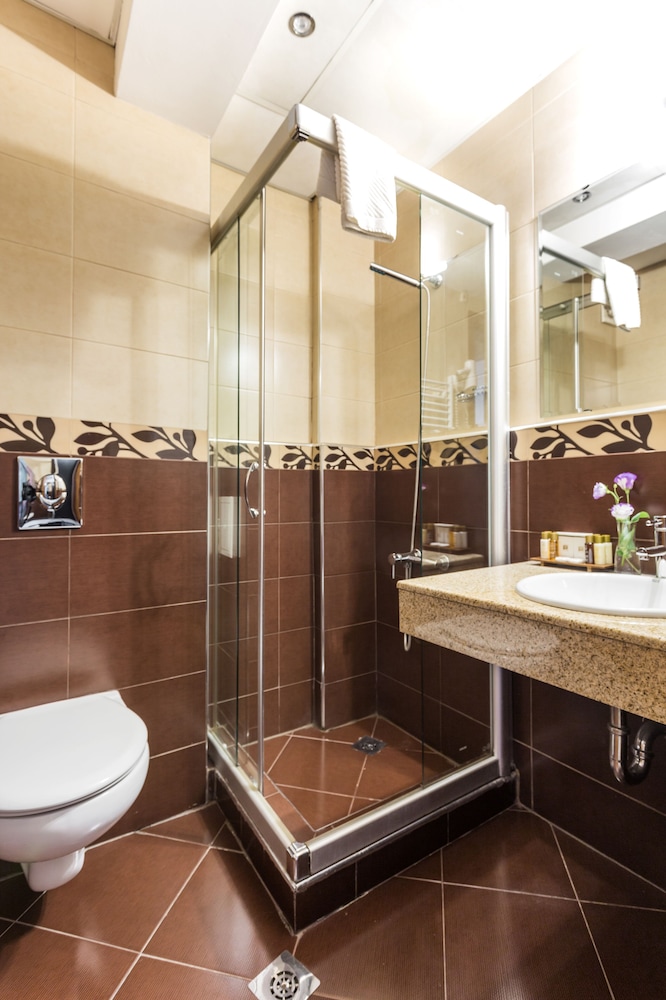 City Avenue Hotel 50/50