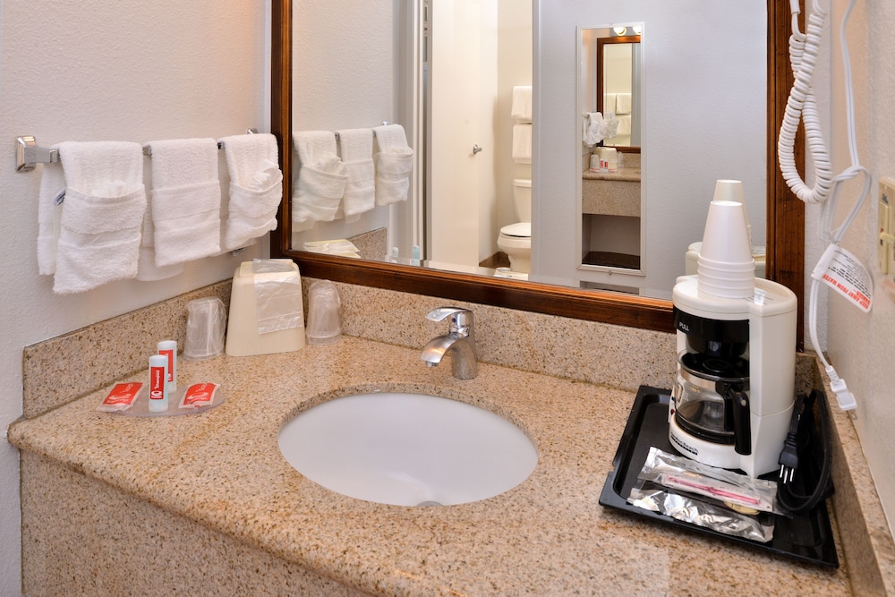 Bend Inn Suites Ex Econo Lodge 24/28