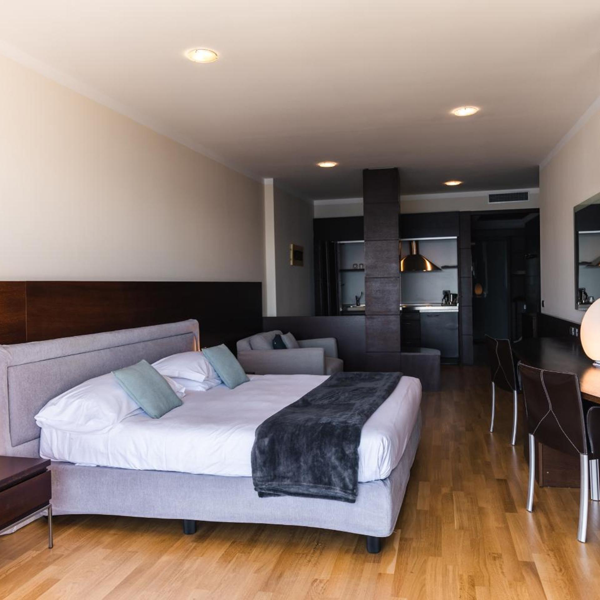 Suite, Lake View