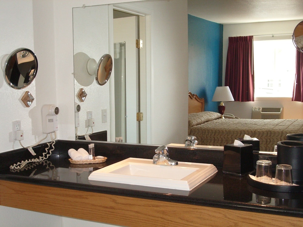 Alpine Inn And Suites 25/42