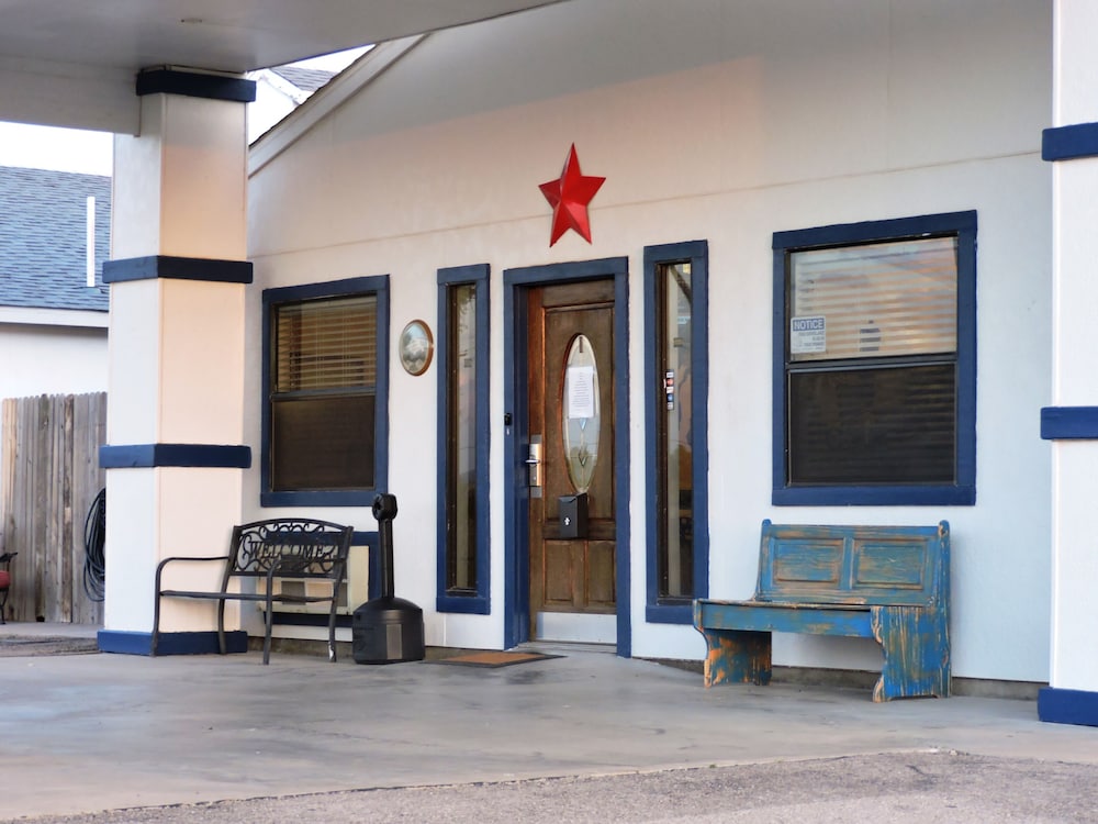 Riata Inn 4/33
