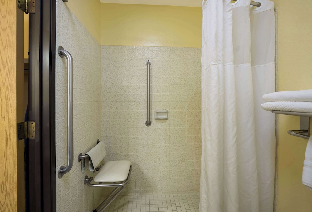 Quality Inn and Suites Medford Airport 50/51