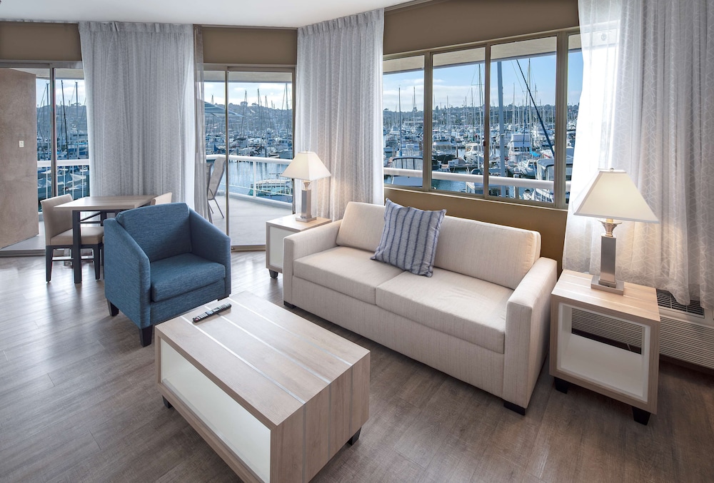 Bay Club Hotel & Marina 46/65