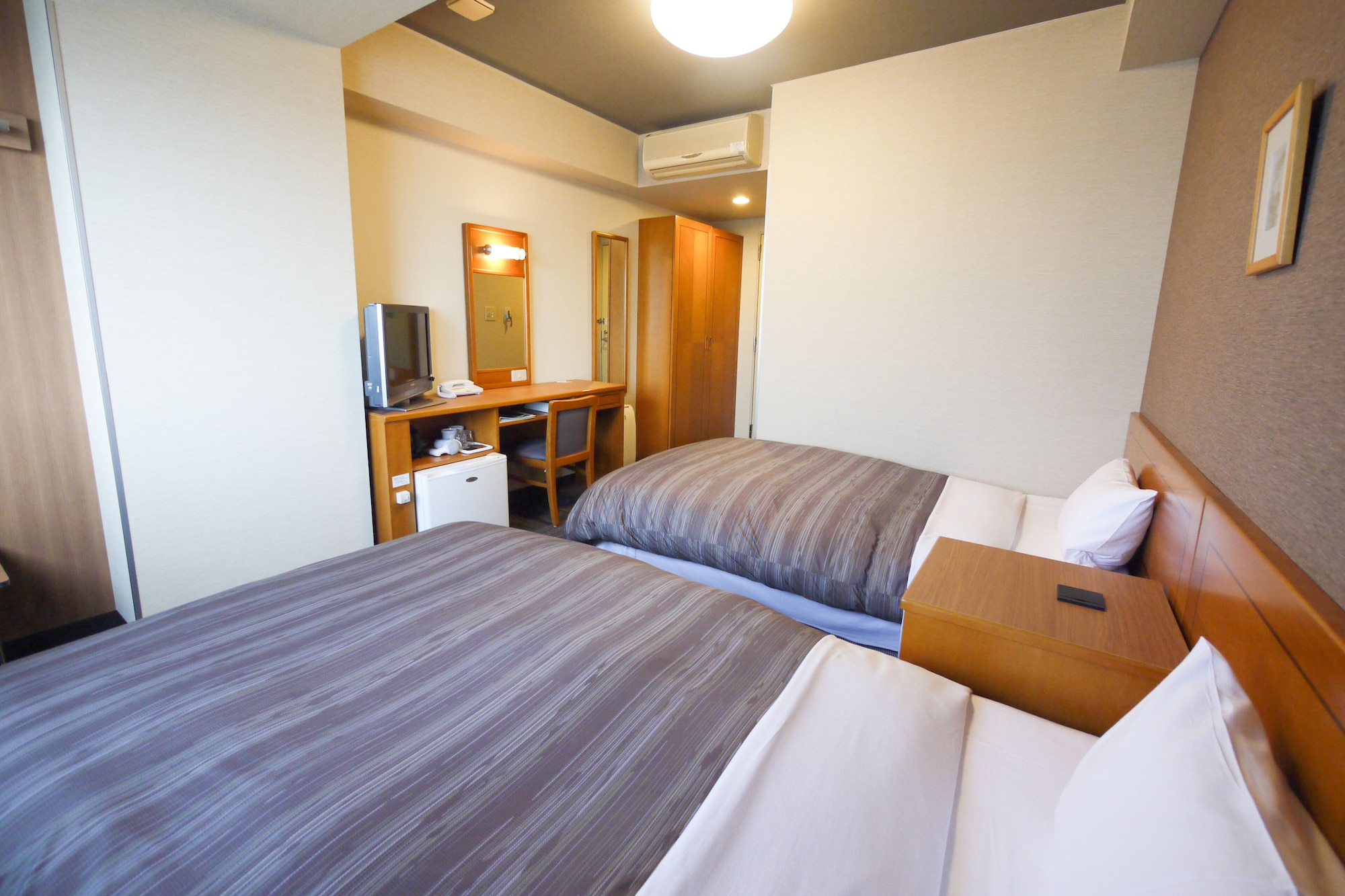 ROOM, TWIN BEDS