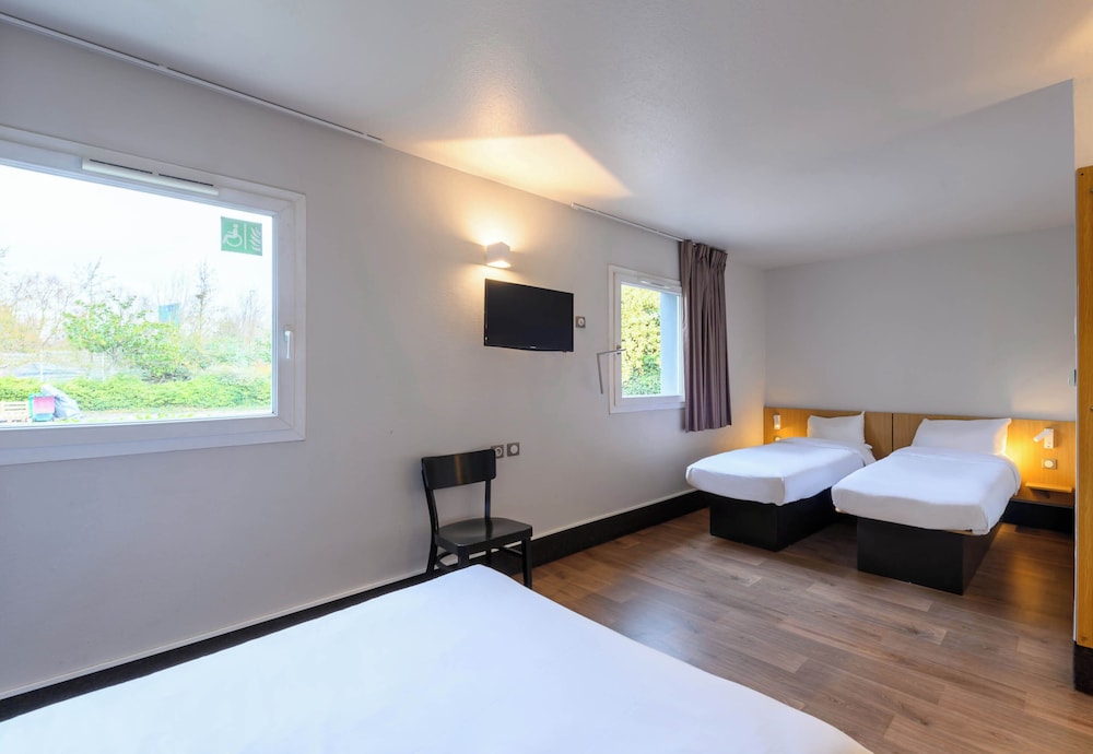 Room, Quadruple, Double and Twin Beds, Accessible