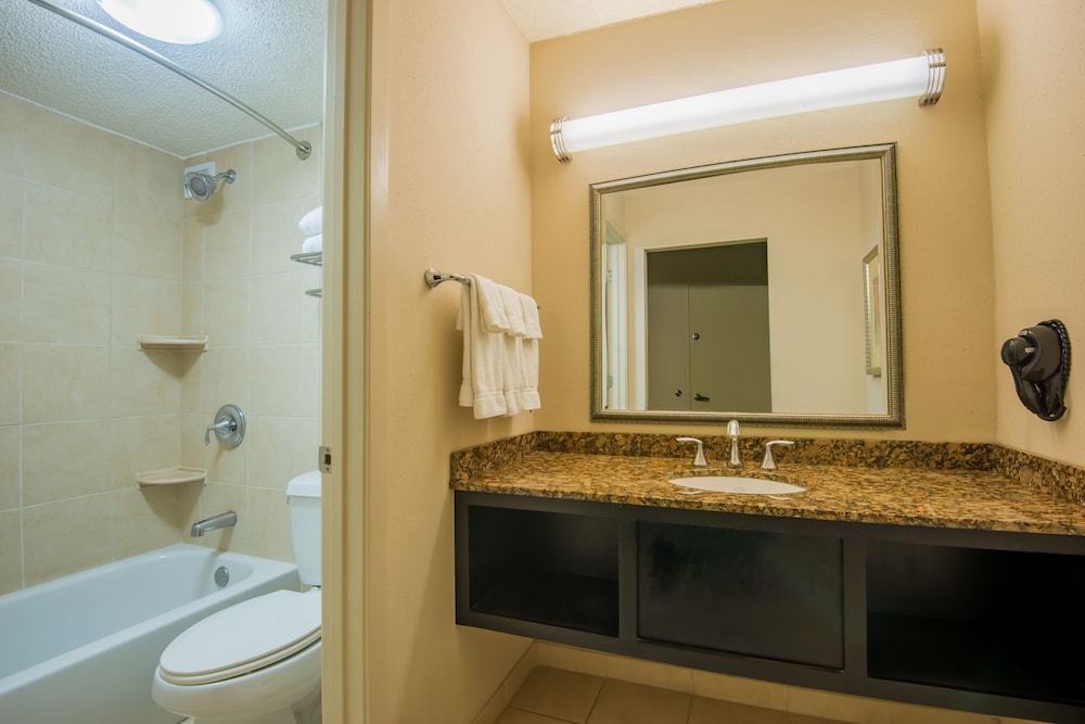 Holiday Inn New Orleans West Bank Tower 22/79