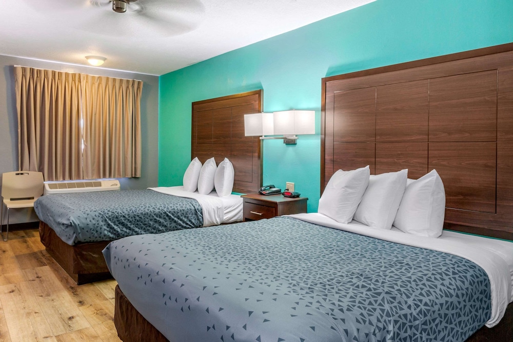 Econo Lodge West Coors Blvd 4/34