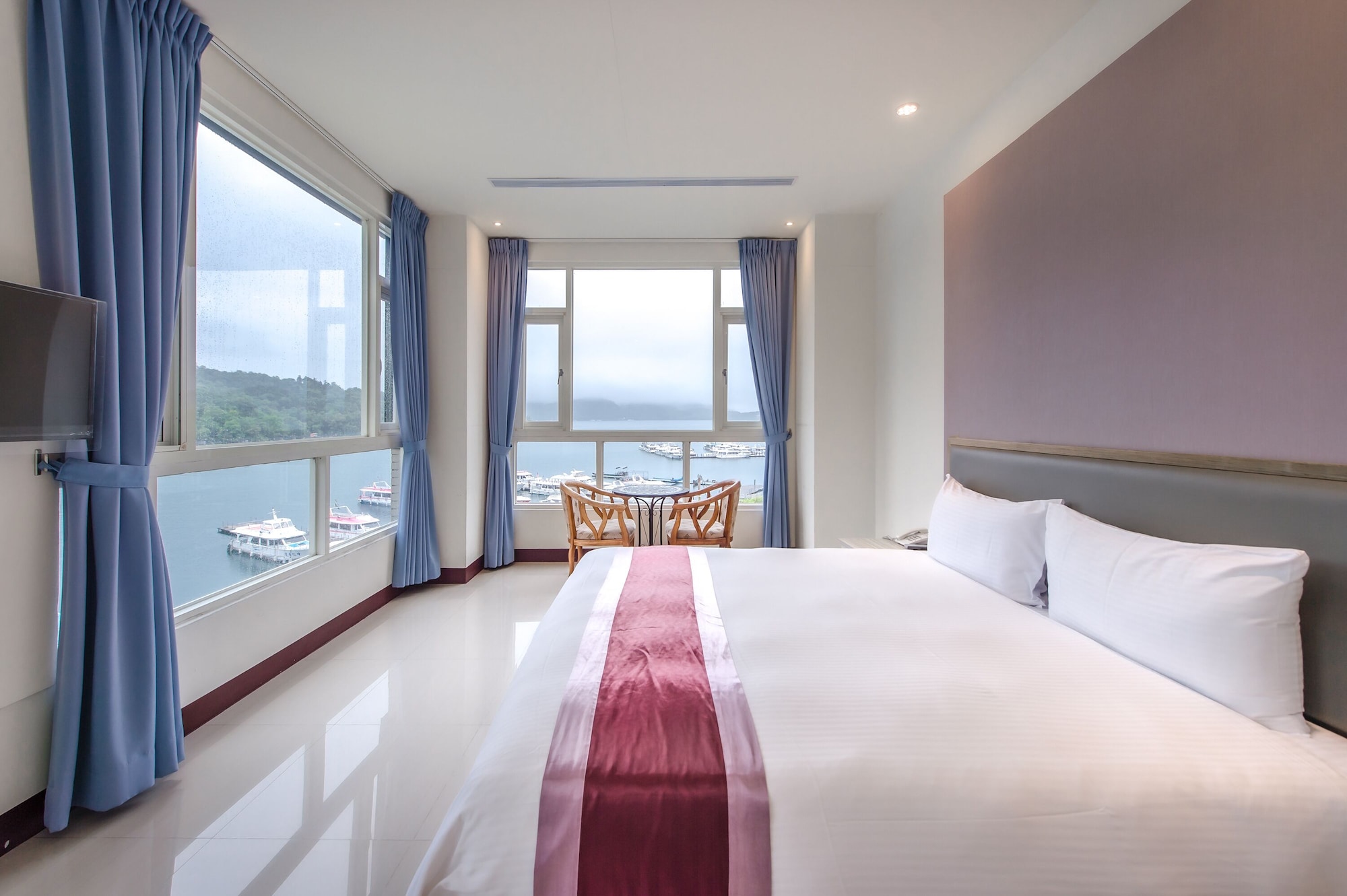 DELUXE, DOUBLE BED, LAKE VIEW