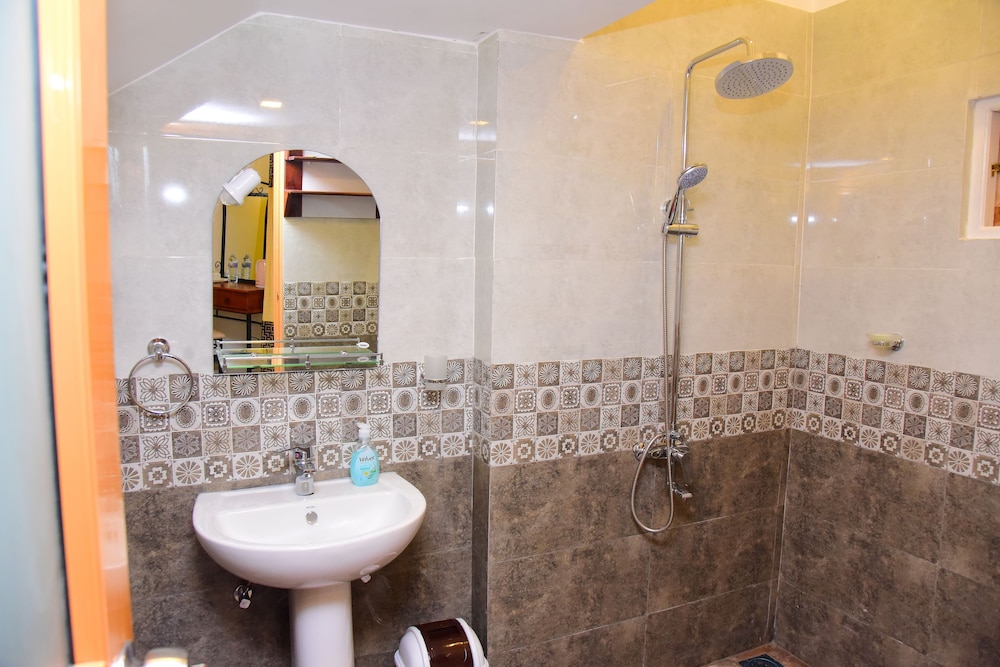 White Villa Airport Transit Hotel 43/45