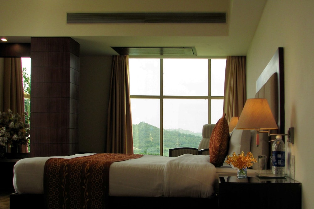 Hotel Legend Sarovar Portico 10/28