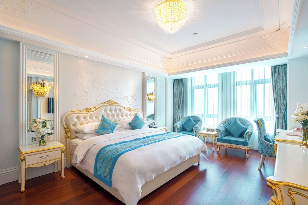 DELUXE, KING BED