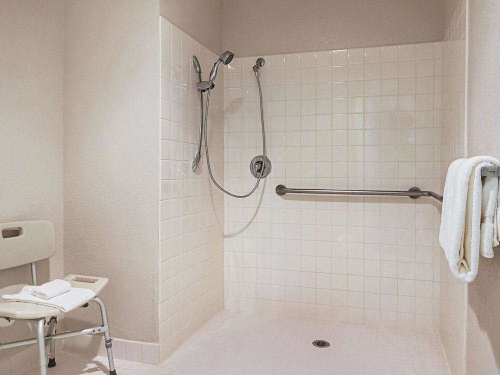 La Quinta Inn & Suites by Wyndham Detroit Utica 17/49