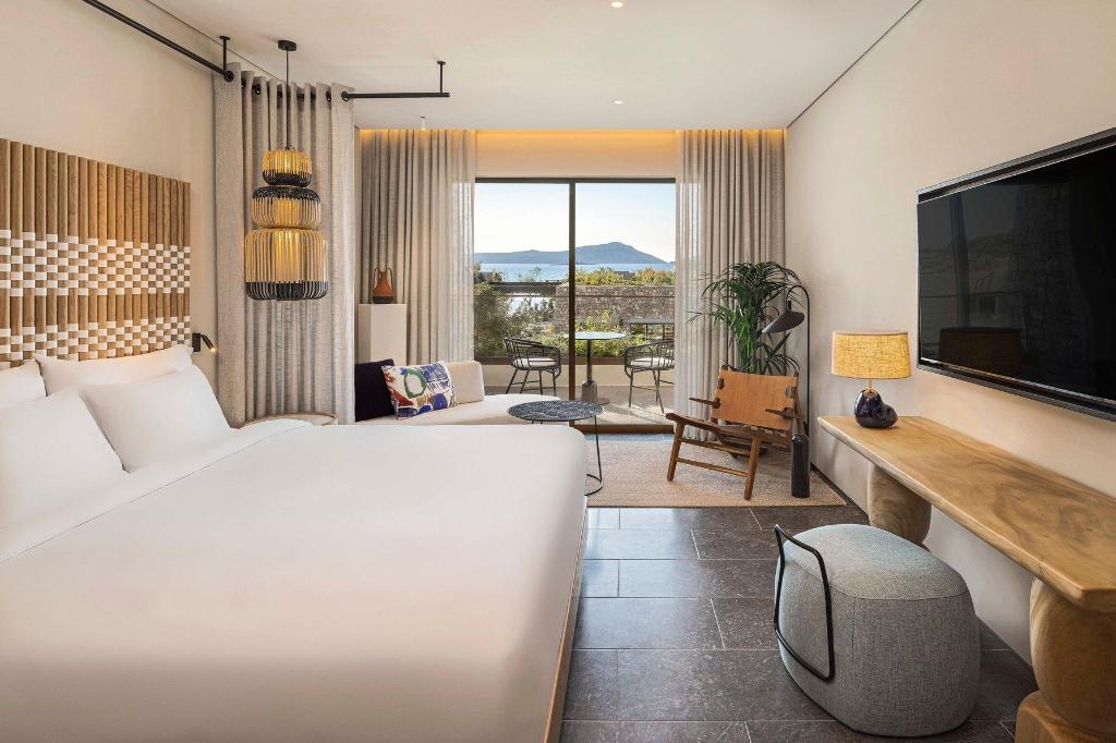 Guest Room, Deluxe, King Bed, Partial Sea View, Bay View, Balcony