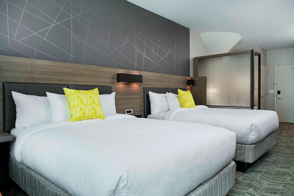 Suite, 2 Queen Beds, Accessible