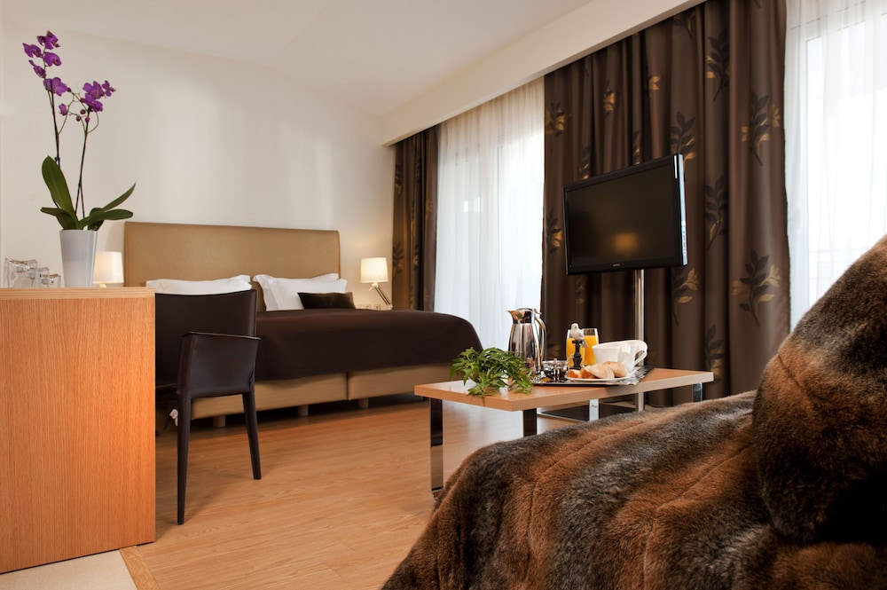 HOTEL CHLOE 37/50