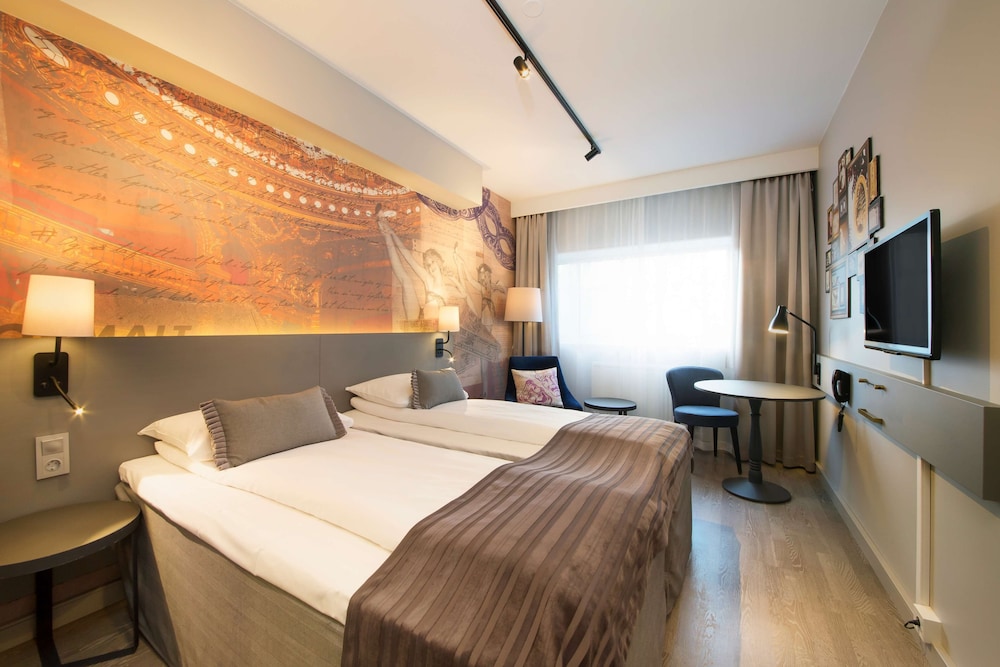 ROOM, TWIN BEDS