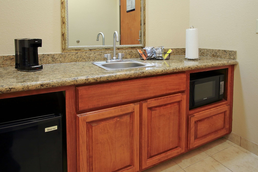 Hampton Inn And Suites Buffalo Tx 27/65