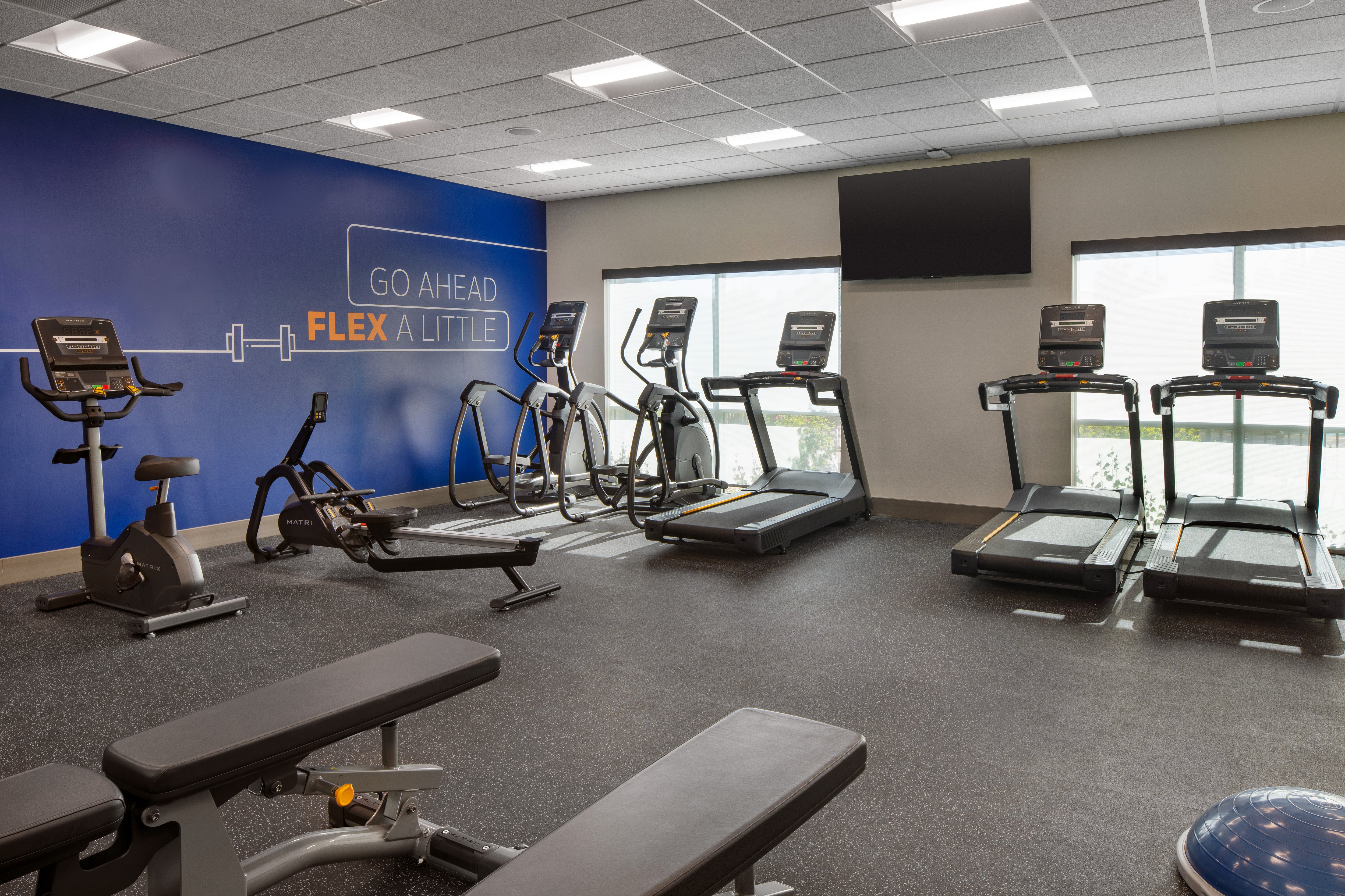Holiday Inn Express & Suites Fresno Airport 13/25