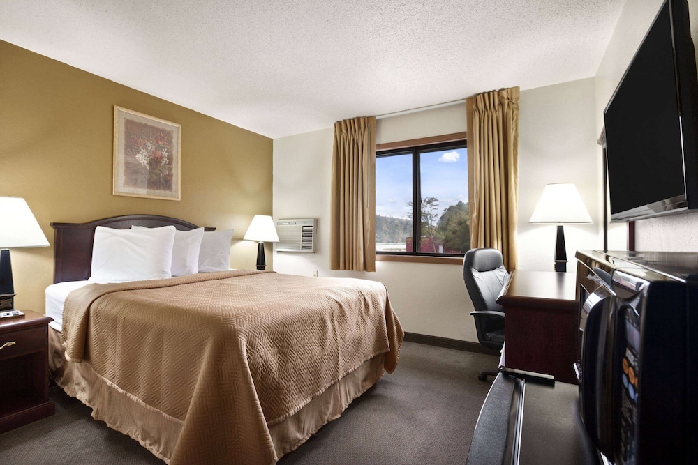 Travelodge by Wyndham La Porte/Michigan City Area 20/50