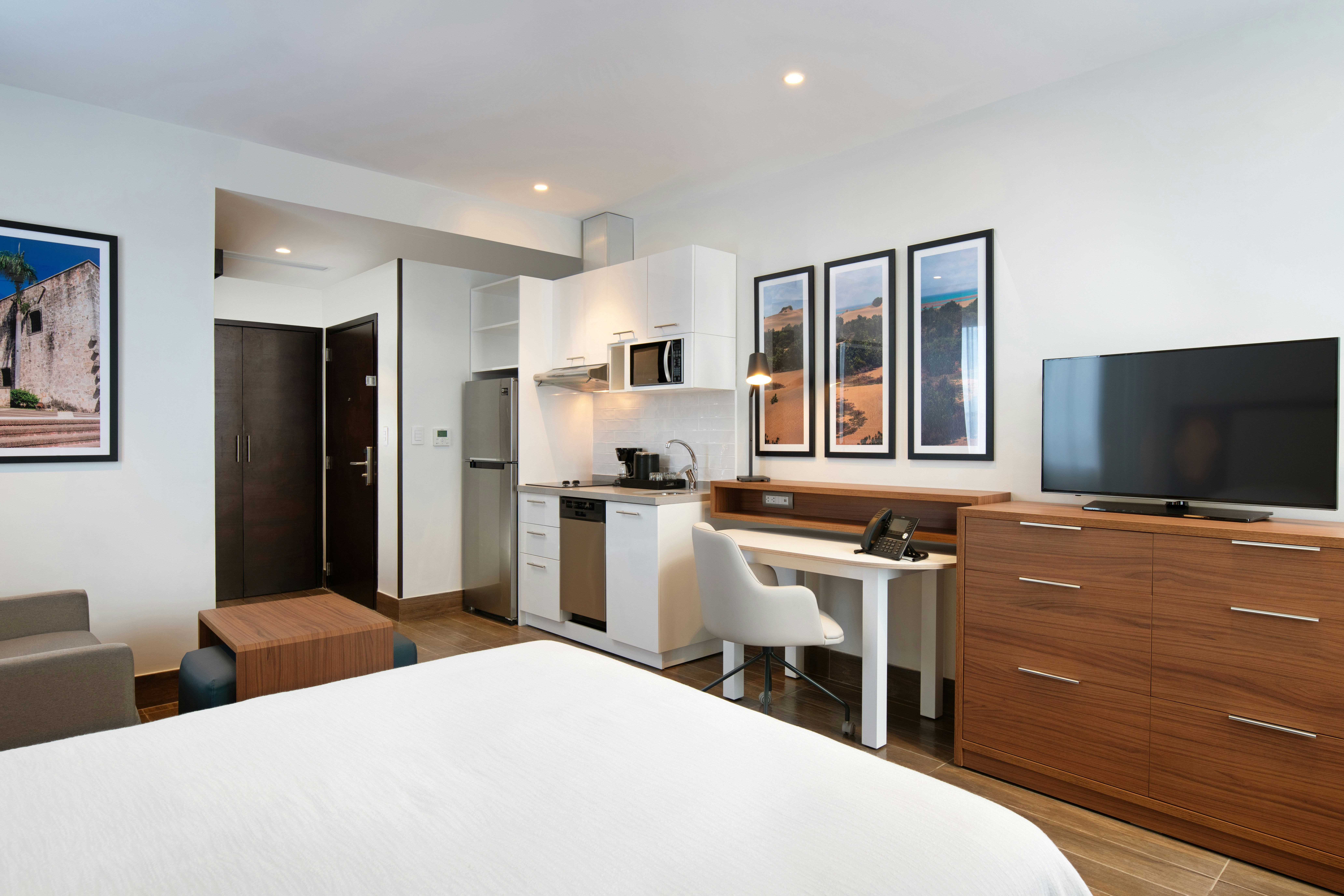 STUDIO, QUEEN BED, CITY VIEW, CORNER