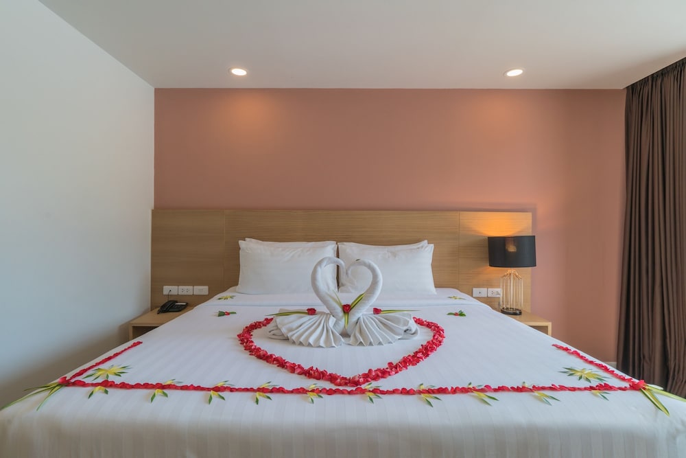 DELUXE, KING BED